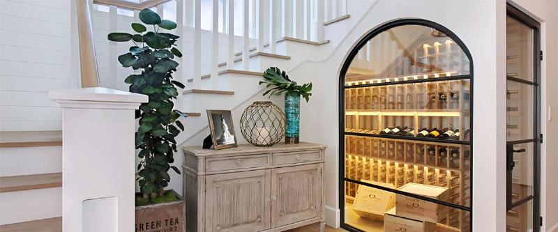 Một mẫu tủ gầm cầu thang phòng khách với thiết kế thông minh, tích hợp ánh sáng LED và nhiều ngăn kéo