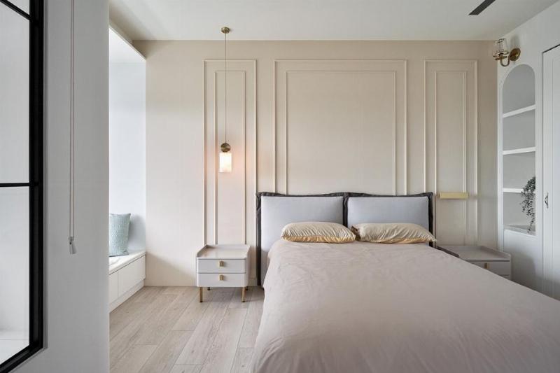 Một cặp đôi đang được tư vấn về nội thất phòng ngủ tại showroom Hygge, tập trung vào giường và nệm cao cấp