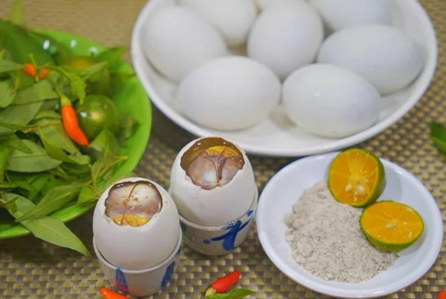 Kiểm tra vỏ hột vịt lộn để chọn trứng tươi ngon