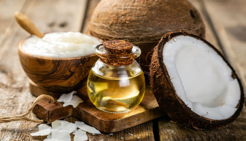 Dầu dừa chứa nhiều chất chống oxy hóa, vitamin E giúp phục hồi hư tổn cho tóc