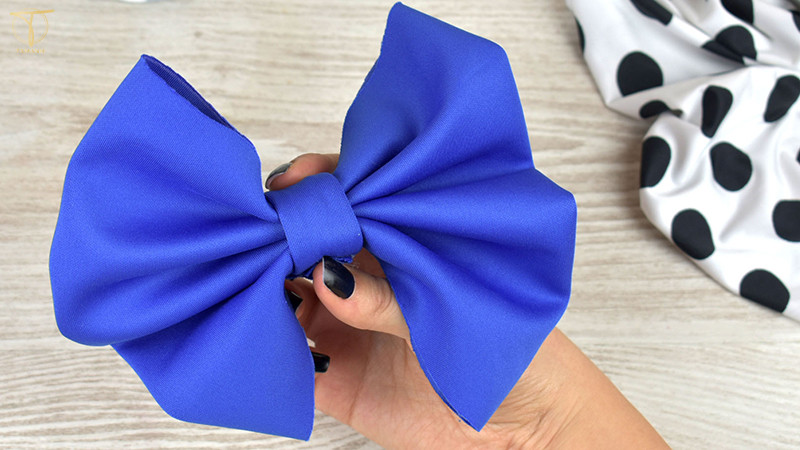 Dụng cụ cần thiết và ruy băng vải lụa để làm nơ gói quà