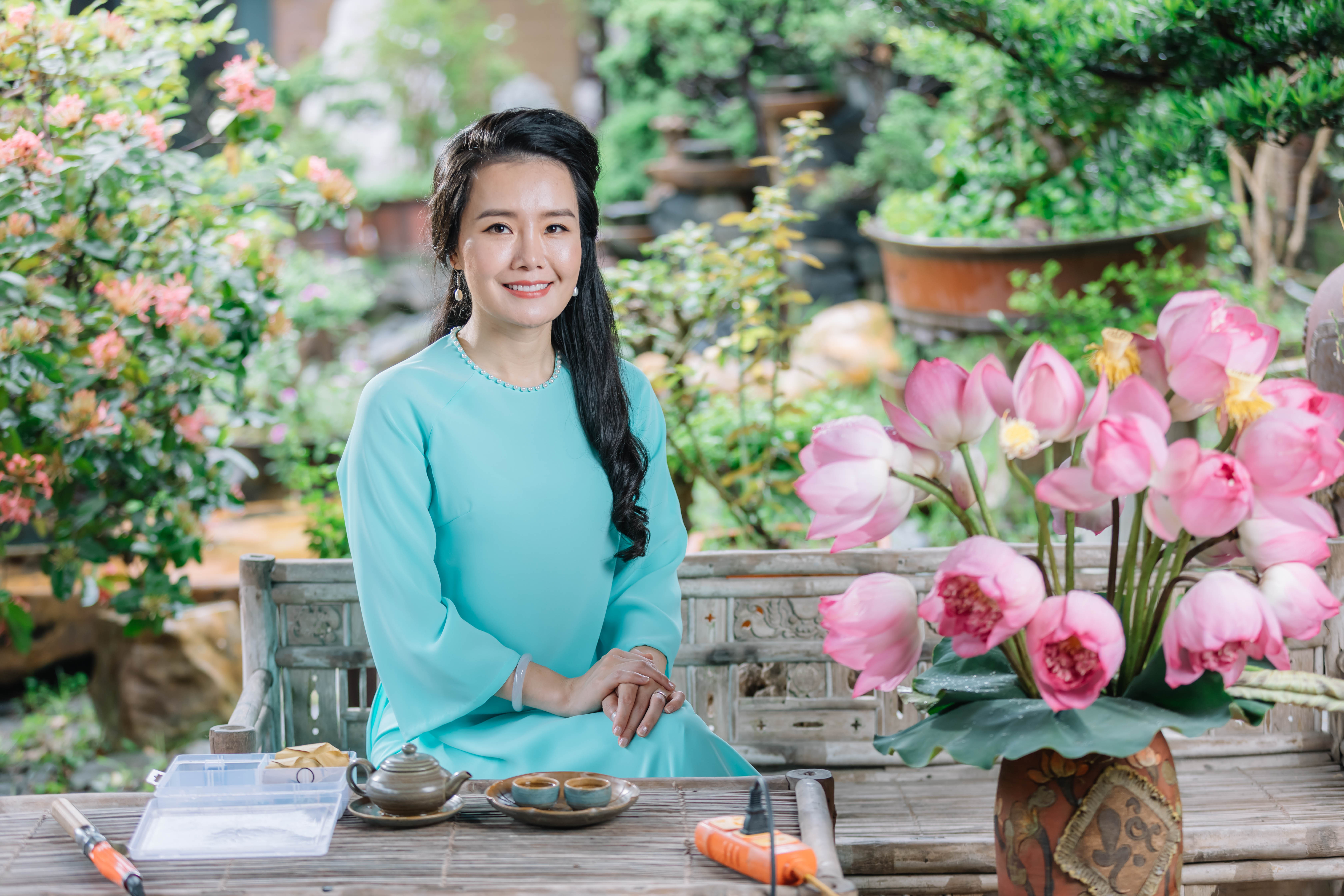 Hình ảnh hoa sen và đá quý màu đỏ, tượng trưng cho sự tĩnh tâm và tự tin trước khi bắt đầu giao tiếp.