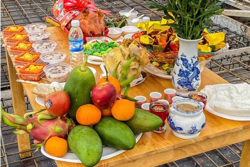 Mâm cúng sửa nhà đơn giản với trái cây, xôi và gà luộc