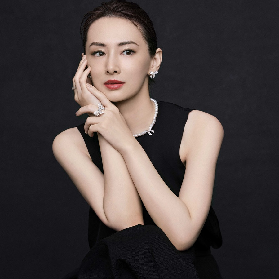 Mỹ nhân Keiko Kitagawa cũng chọn đeo nhẫn ngón giữa tay trái để tôn vinh nét đẹp sang trọng.