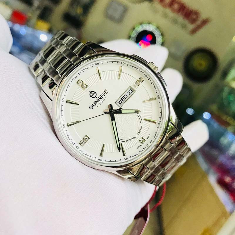 Mức giá của đồng hồ Sunrise dao động từ 2 đến 5 triệu đồng tùy loại máy và thiết kế.
