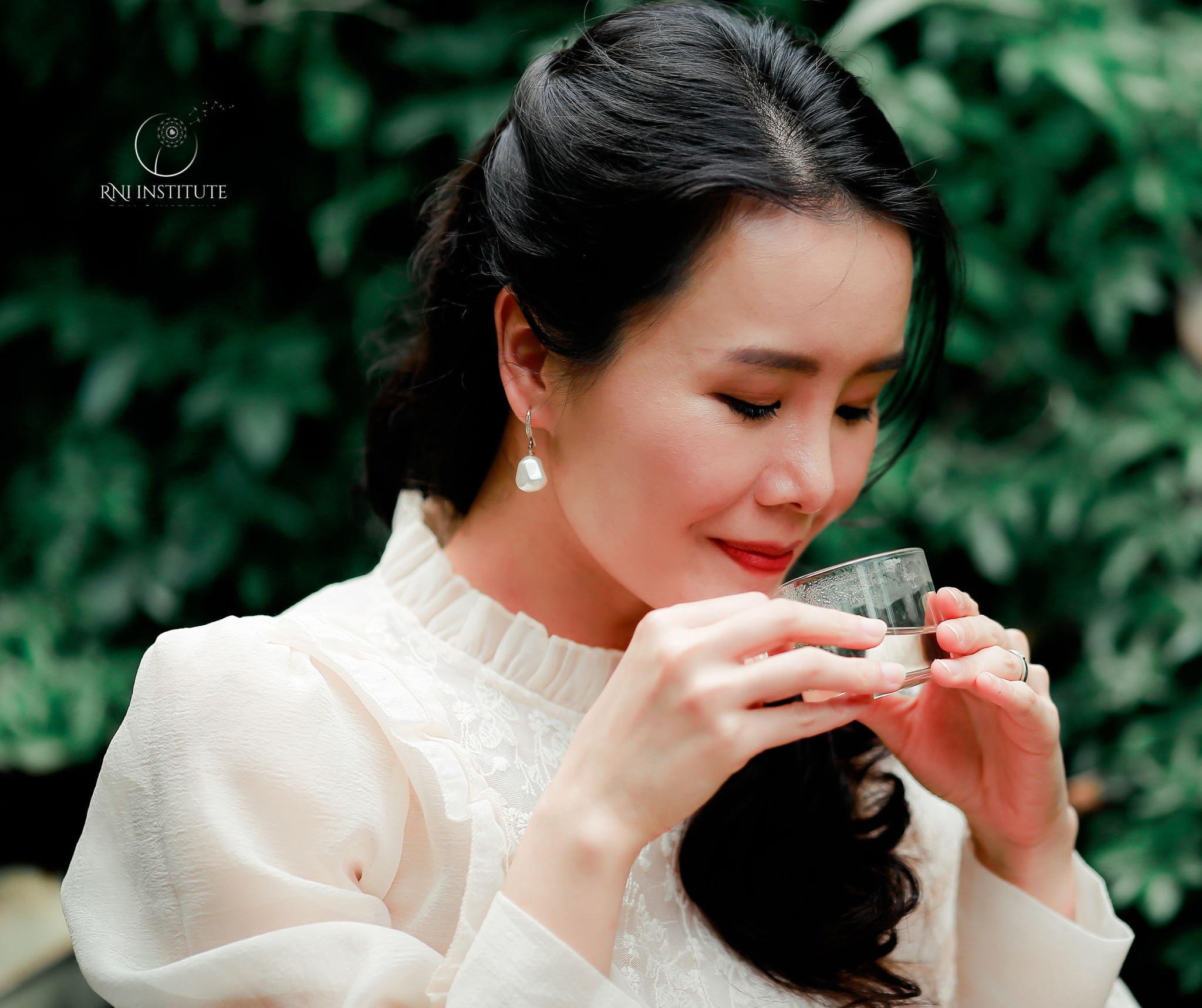Hai người đang giao tiếp với ngôn ngữ cơ thể cởi mở, thể hiện sự tương tác tích cực và thân thiện.