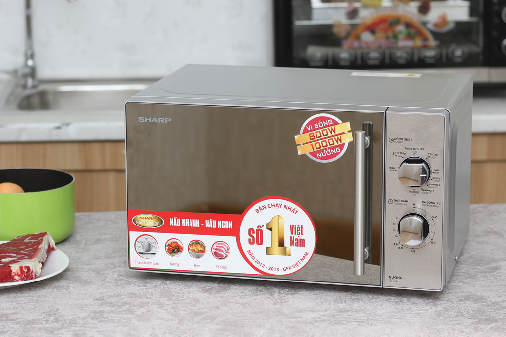 Hình ảnh một chiếc lò vi sóng hiện đại trong không gian bếp