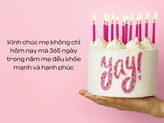 Người phụ nữ trung niên vui vẻ nhận quà sinh nhật từ người thân