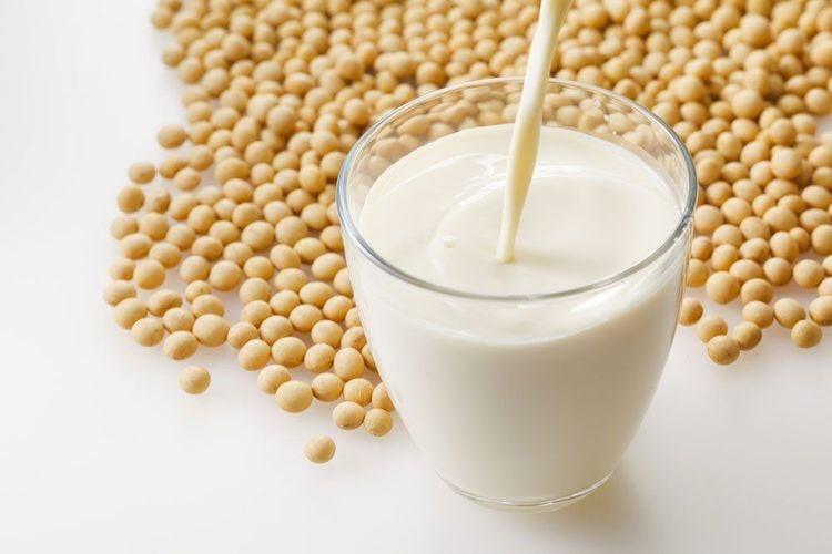 Hạt đậu nành tươi và các sản phẩm từ đậu nành cung cấp protein thực vật và vitamin thiết yếu.