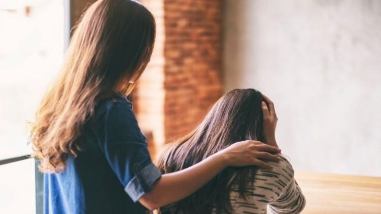 Một người trẻ ngồi suy tư, ánh mắt xa xăm, biểu hiện của sự mệt mỏi và mong muốn được nghỉ ngơi.