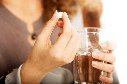 Nên uống đủ liều kháng sinh theo đúng chỉ định của bác sĩ