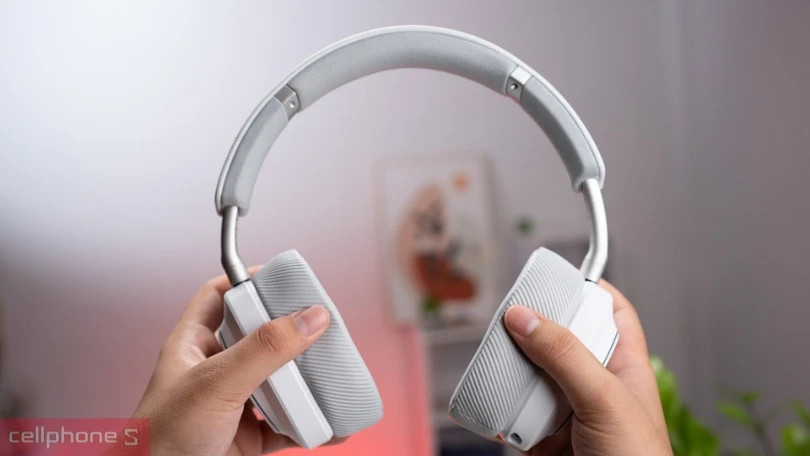 Một cặp tai nghe chụp tai Bluetooth màu trắng hiện đại, thể hiện sự tiện lợi của kết nối không dây