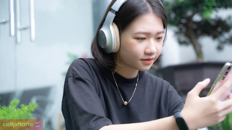 Tai nghe chụp tai Soul màu đỏ cá tính, thể hiện phong cách trẻ trung và âm bass mạnh mẽ