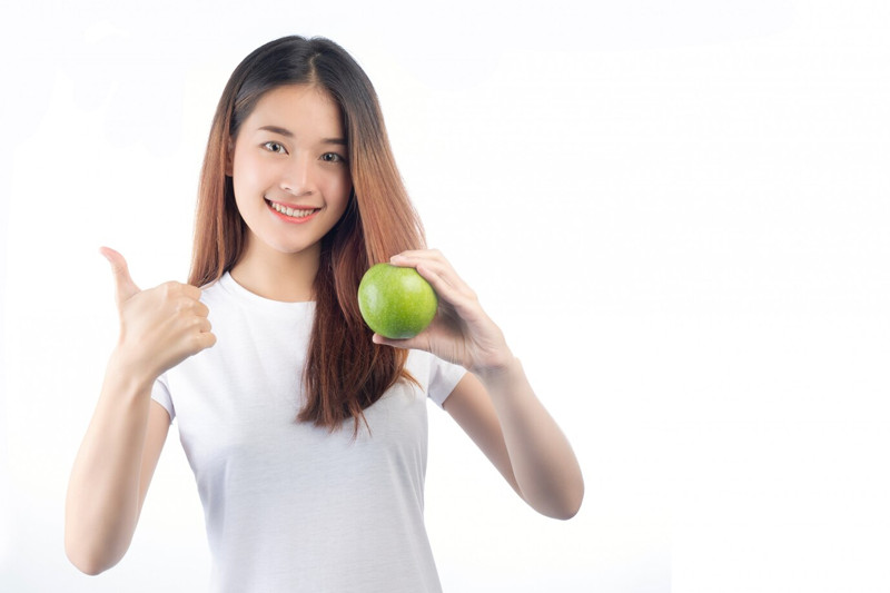 Bàn ăn với rau xanh, trái cây, trứng và các thực phẩm giàu dinh dưỡng cần thiết cho mái tóc khỏe mạnh