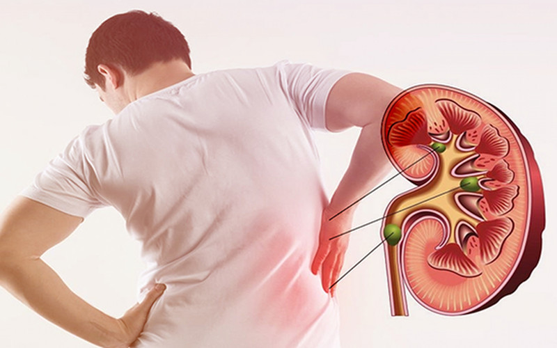Bàn tay cầm ly nước ép củ dền màu đỏ, minh họa việc uống nước ép củ dền mỗi ngày cần đúng liều lượng.