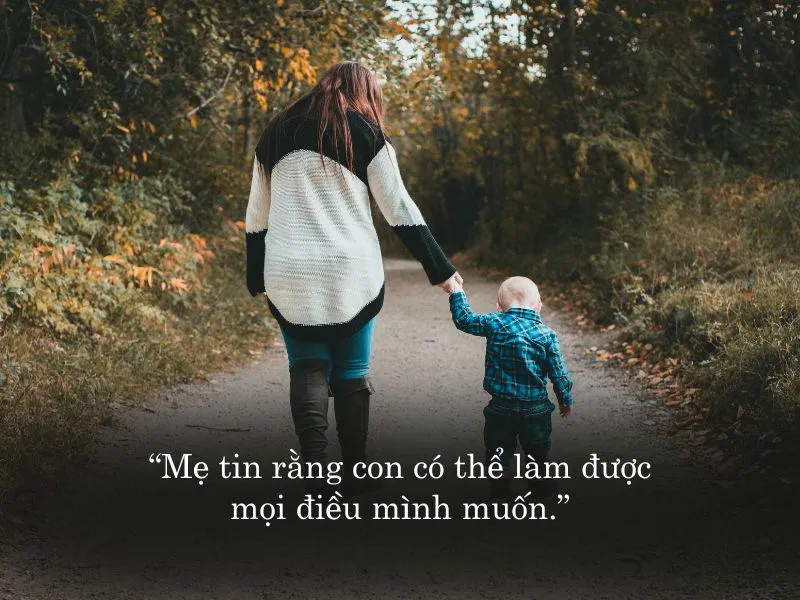 Hình ảnh mẹ và con trai với khoảnh khắc ấm áp, thể hiện tình yêu thương vô bờ bến