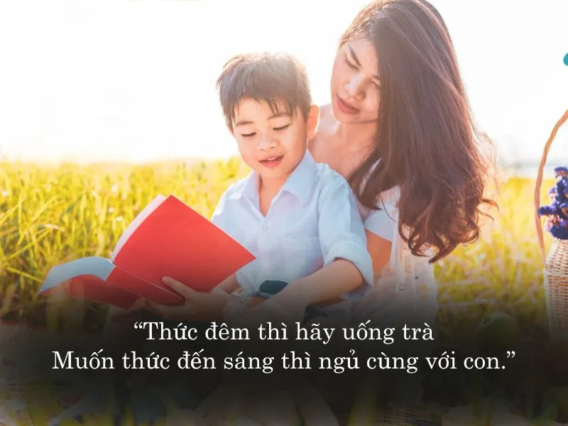Mẹ và con trai với biểu cảm hài hước, ghi lại kỷ niệm vui nhộn của gia đình