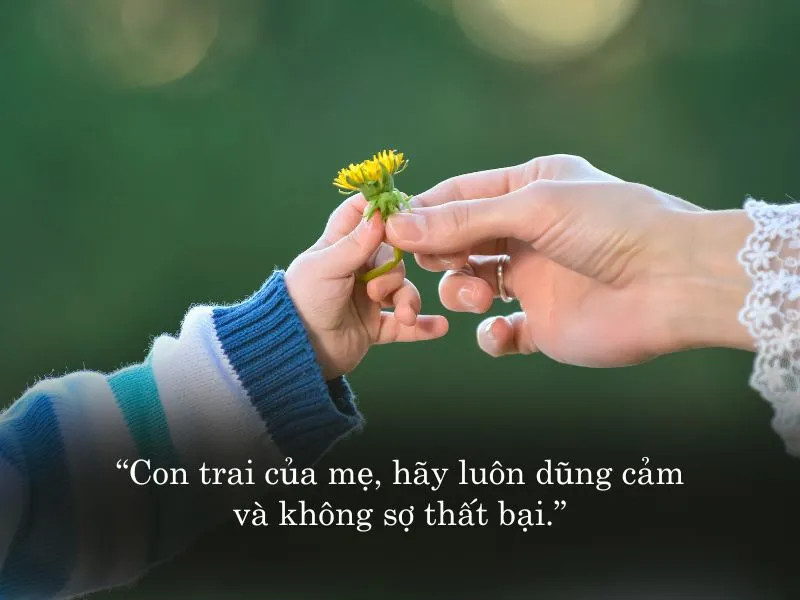Mẹ ôm con trai nhỏ trong vòng tay, thể hiện tình mẫu tử thiêng liêng và bình yên