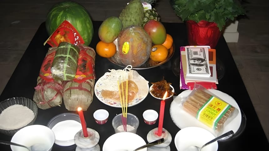 Bàn cúng giao thừa đặt ngoài trời