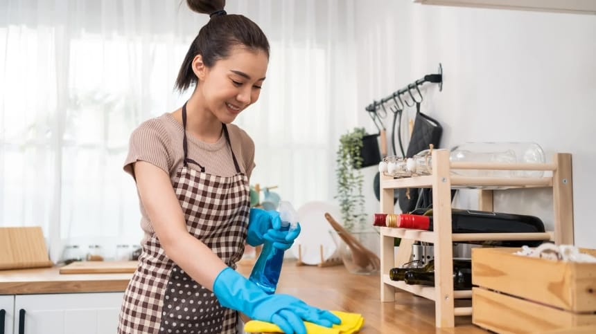 Bàn thờ bếp hoặc khu vực bếp được dọn dẹp trước khi cúng