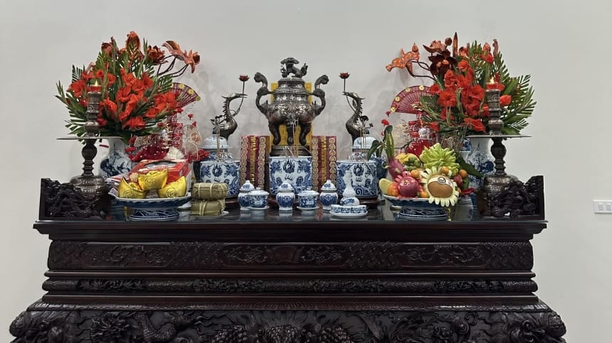 Bàn thờ gia tiên được dọn dẹp gọn gàng trong ngày mùng 3