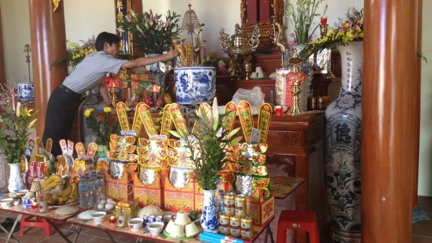 Bàn thờ tổ tiên tại nhà thờ họ bày lễ gọn gàng, trang nghiêm