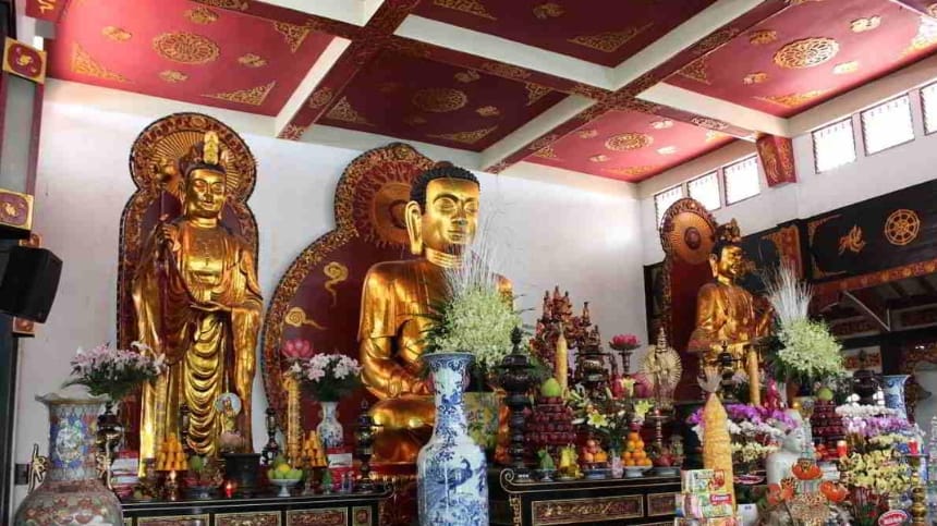 Chuẩn bị lễ vật dâng lên Mẹ Quan Âm