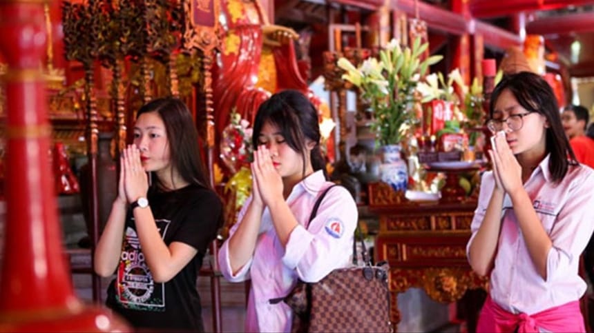 Có nên đọc văn khấn thi cử tại nhà hay lên đền chùa?