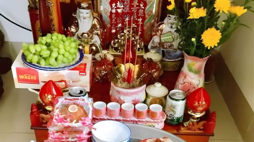 Cúng Thần Tài mùng 10 tại cửa hàng kinh doanh nhỏ