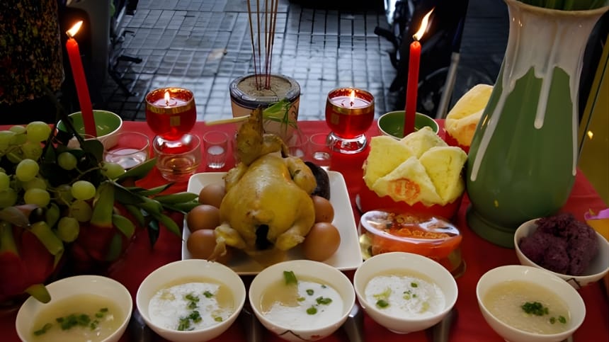 Cúng giao thừa ngoài trời trước cửa nhà