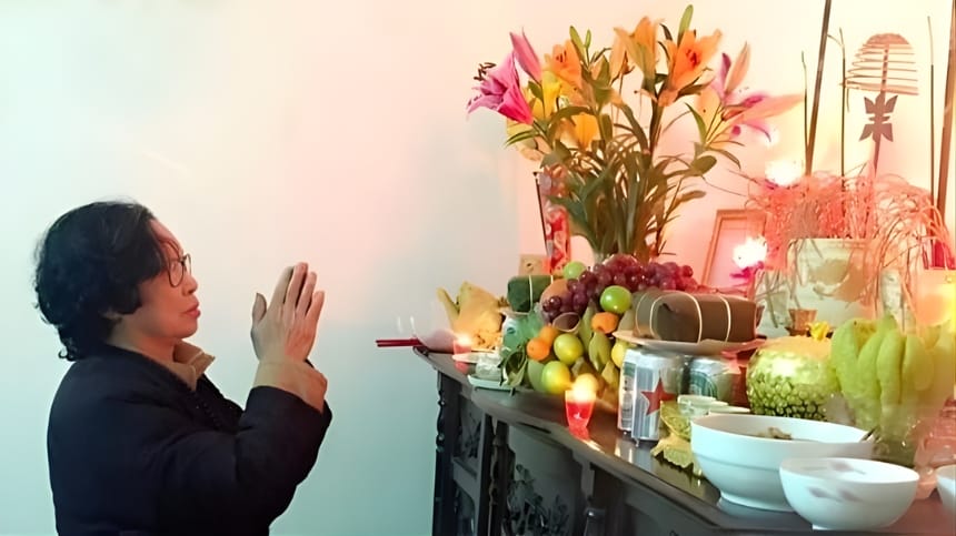 Đọc bài cúng mùng 1 Tết với thái độ nghiêm chỉnh, lời khấn rõ ràng và thành tâm.