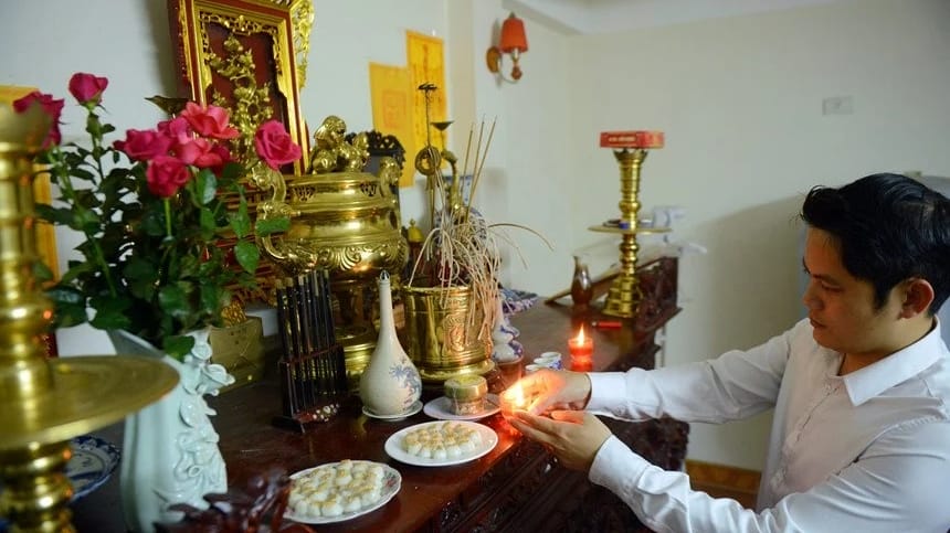 Đọc bài cúng mùng 1 Tết với thái độ nghiêm chỉnh