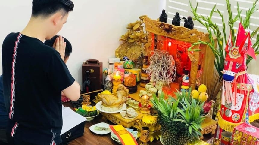 Gia chủ đọc bài cúng Thần Tài mùng 10 với thái độ trang nghiêm