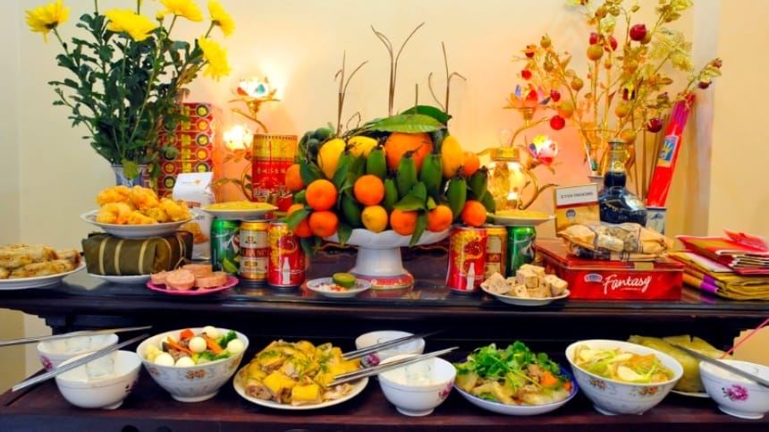 Gia chủ đọc bài cúng giao thừa trong nhà