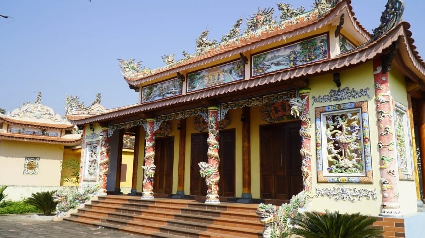 Không gian nhà thờ họ truyền thống với bàn thờ tổ tiên