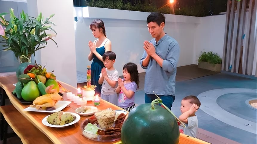 Mâm cúng giao thừa bày trí gọn gàng đặt ngoài sân