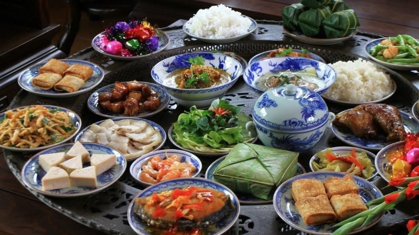Mâm lễ cúng ngày 2 Tết được sắp xếp gọn gàng
