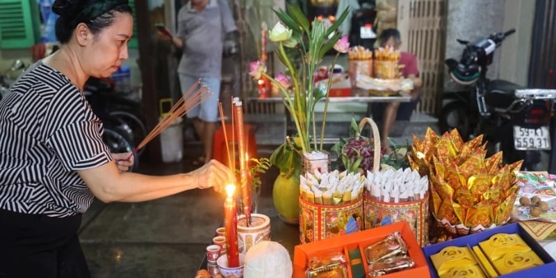 Người cúng rằm Trung thu