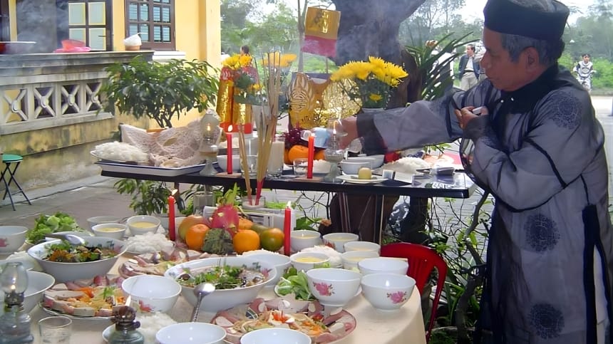 Thắp hương làm lễ cúng