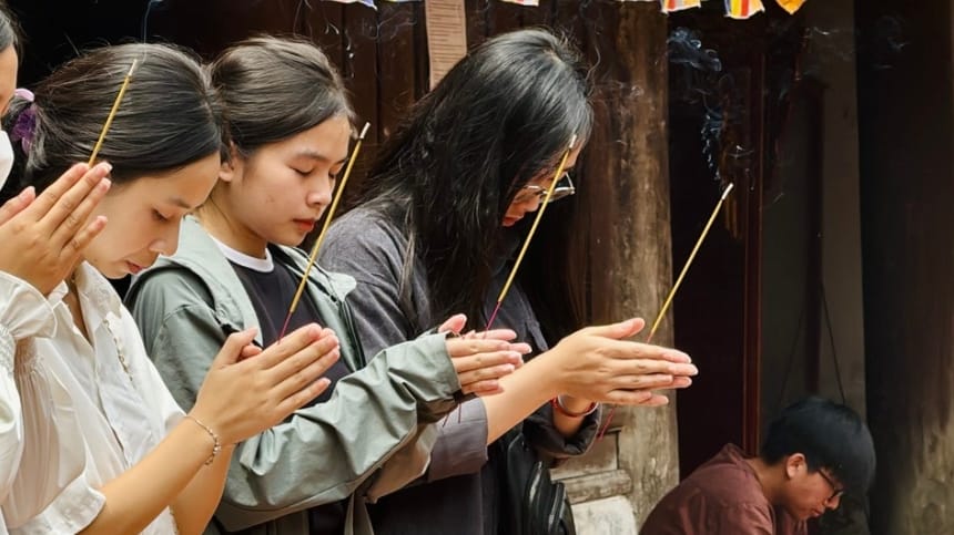 Thắp hương theo đúng thứ tự khi hành lễ