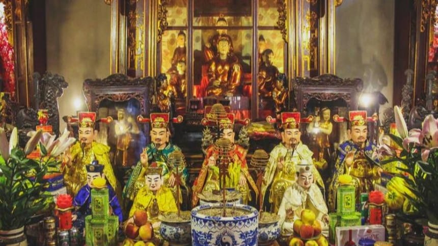 Thắp hương với lòng thành kính