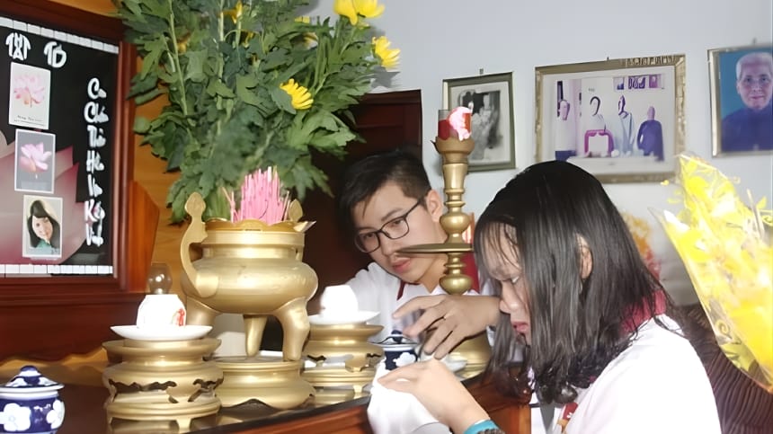 Vệ sinh ban thờ để chuẩn bị khi làm lễ