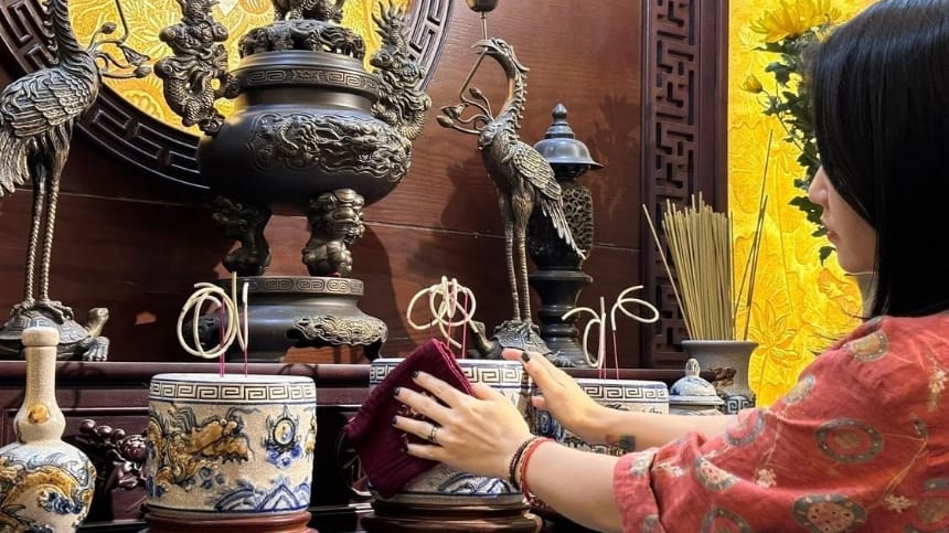 Vệ sinh bàn thờ trước khi làm lễ
