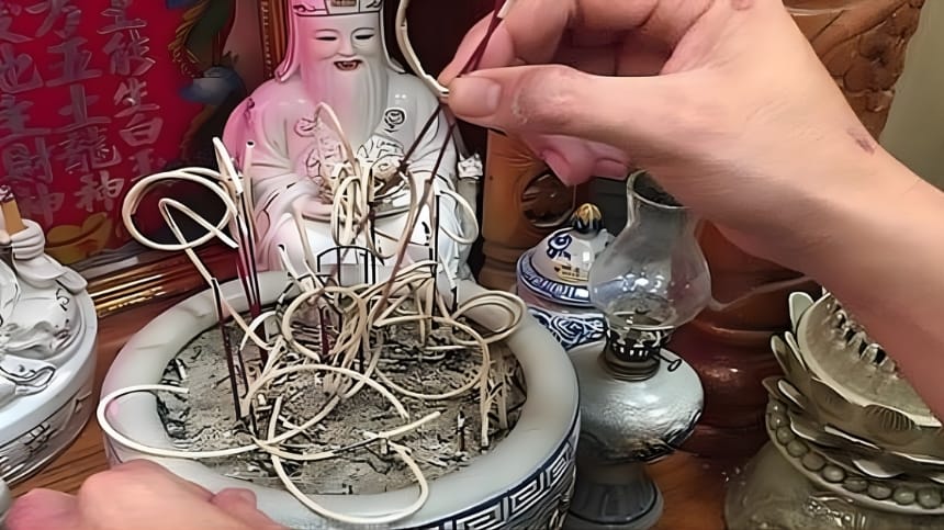 Bài văn khấn trước khi làm lễ bao sái, rút chân hương