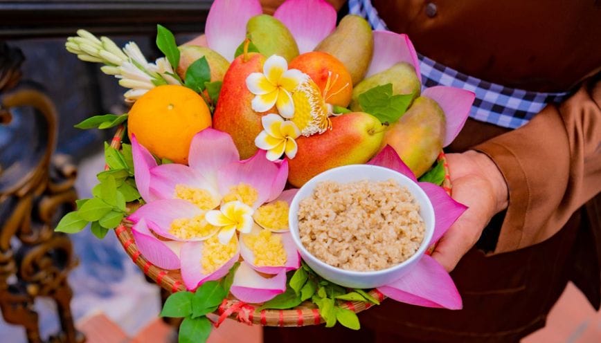 Chuẩn bị lễ vật cúng ban Tam Bảo