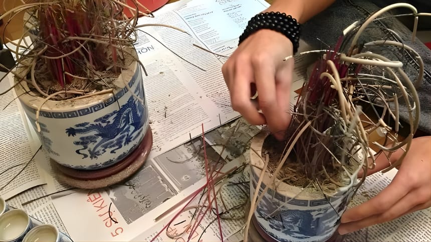 Dọn dẹp và bài trí bàn thờ trước khi cúng