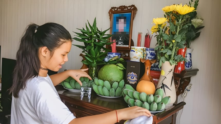 Dọn dẹp và sắp xếp bàn thờ