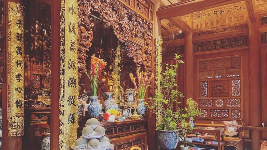 Giữ không gian thờ cúng gọn gàng trước khi cúng
