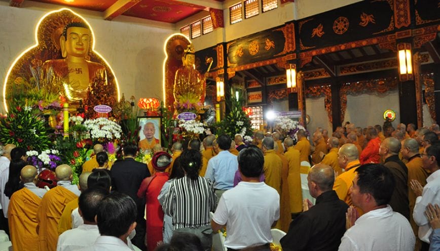 Hạ lễ sau khi cúng ban Tam Bảo