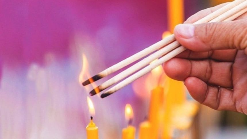 Hương, đèn/nến và lọ hoa tươi
